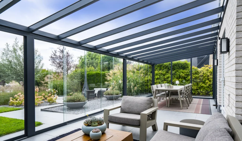 Een verandadak boven je hoofd. Kies je voor polycarbonaat of glas?